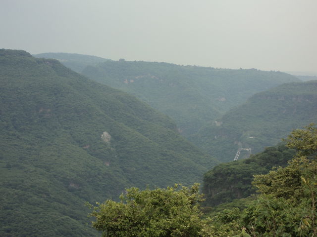 OTRA TOMA DESDE MIRADOR DEL CAÑON DEL RIO SANTIAGO, SE ALCANZA A DISTINGUIR LA PLANTA DE LUZ ELECTRICA QUE CREO YA NO ESTA EN FUNCIONES.