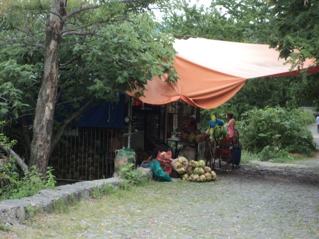 UN CENTRO DE REHIDRATACION, UNA BEBIDA ENERGETICA, UNA RICA AGUA DE COCO, UNA FRUTA PICADA, O TAL VEZ UN JUGO NATURAL, LES RECOMIENDO EL DE PIÑA ES MUY SABROSO, SALUD!, ESTA EN LA PURA ENTRADA, HAY OTROS PUESTOS TAMBIEN EN EL MIRADOR, DONDE UD. GUSTE!