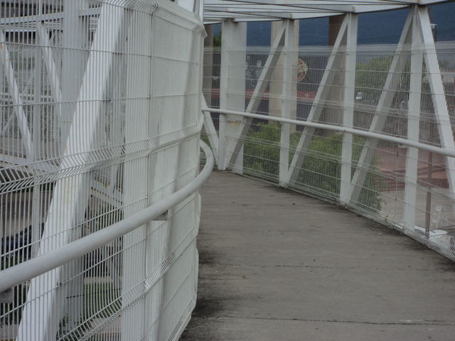 CRUZANDO EL PUENTE, ESTA ACONDICIONADO CON RAMPAS PARA PERSONAS EN SILLA DE RUEDAS, UN POCO CANSADO PERO VALE LA PENA, NO SE ARRIESGUE!