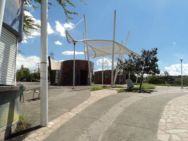 YA PASAMOS EL AREA DE DESCANSO, ESTAMOS A PUNTO DE ENTRAR A LA GRAN AVENTURA EN LA BARRANCA DE OBLATOS, LLEVE SU BOTELLA DE AGUA, SU FRUTA Y SU ENTUSIASMO PAR DISFRUTAR DE ESTE HERMOSO RECORRIDO