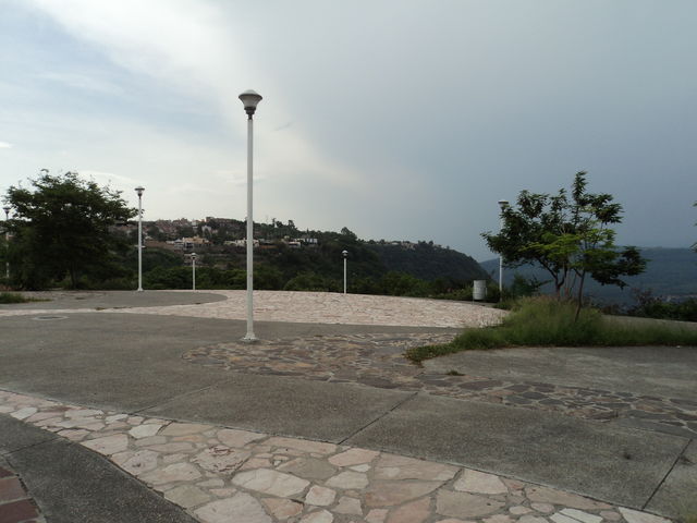 PANORAMICA DE EXPLANADA EN AREA DE DESCANSO DEL MIRADOR